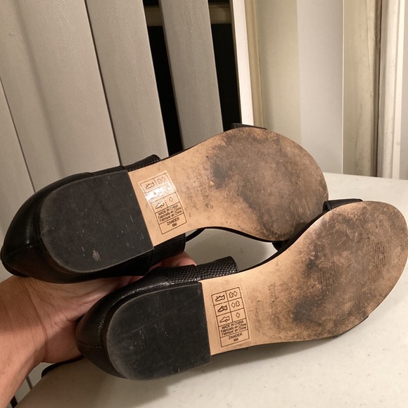 White House Black Market Vintage Strappy Black Flats/Sandals Sz 6M - Picture 8 of 8